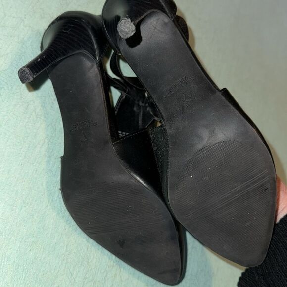 Simply Vera Wang Finch black 3.5” heel shoe 8.5 stretch strap,leather upper - Picture 5 of 10
